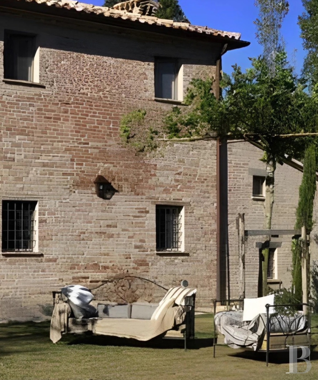 En Italie centrale, dans la région des Marches et à proximité d’Urbino, une ancienne ferme du 15e siècle dominant la campagne - photo  n°14
